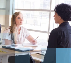 Reclutadora corporativa conversando con un estudiante de secundaria