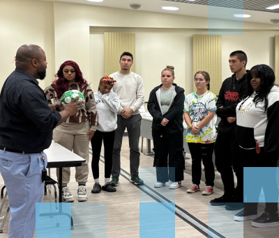 Profesor de secundaria dirigiendo una clase diversa de estudiantes de secundaria