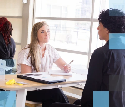 Reclutadora corporativa conversando con un estudiante de secundaria